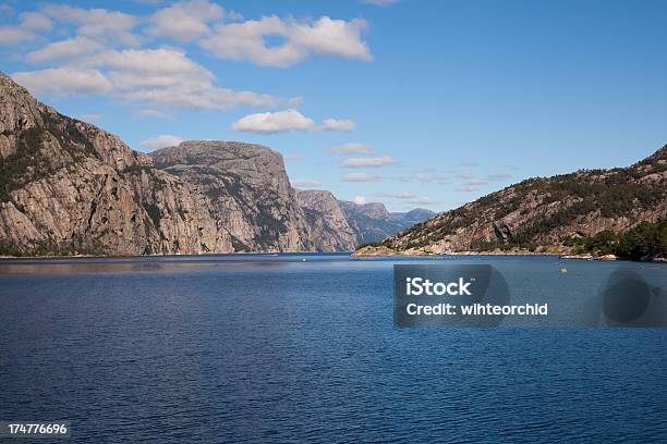 Bela Pedra No Lago - Fotografias de stock e mais imagens de Admiração - Admiração, Aldeia, Alto - Descrição Física