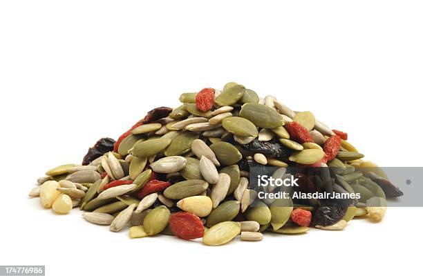 Diversi Semi E Frutta Pile - Fotografie stock e altre immagini di Alimenti secchi - Alimenti secchi, Ambientazione interna, Beige