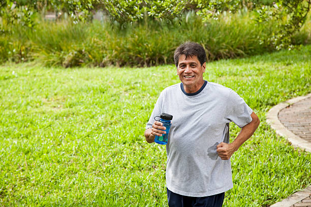 homem hispânico jogging - sc0569 imagens e fotografias de stock