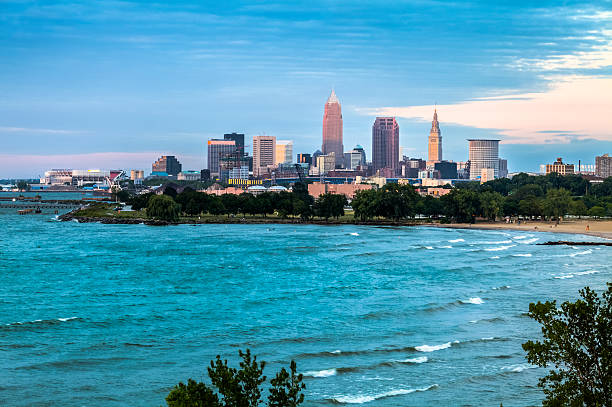 cleveland o zachodzie słońca - orange ohio zdjęcia i obrazy z banku zdjęć