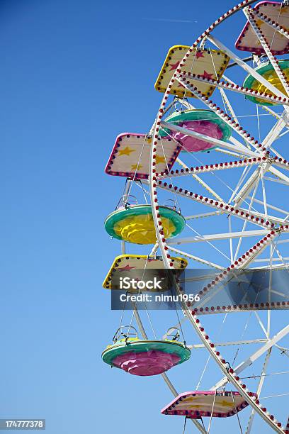 Ferris Riesenrad Stockfoto und mehr Bilder von Bunt - Farbton - Bunt - Farbton, Fahrgeschäft, Fahrzeugkabine