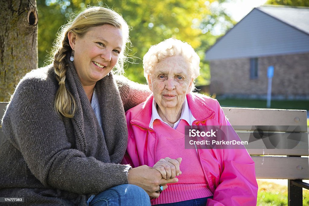 Duas gerações de mulheres saudável do lado de fora - Foto de stock de 30 Anos royalty-free