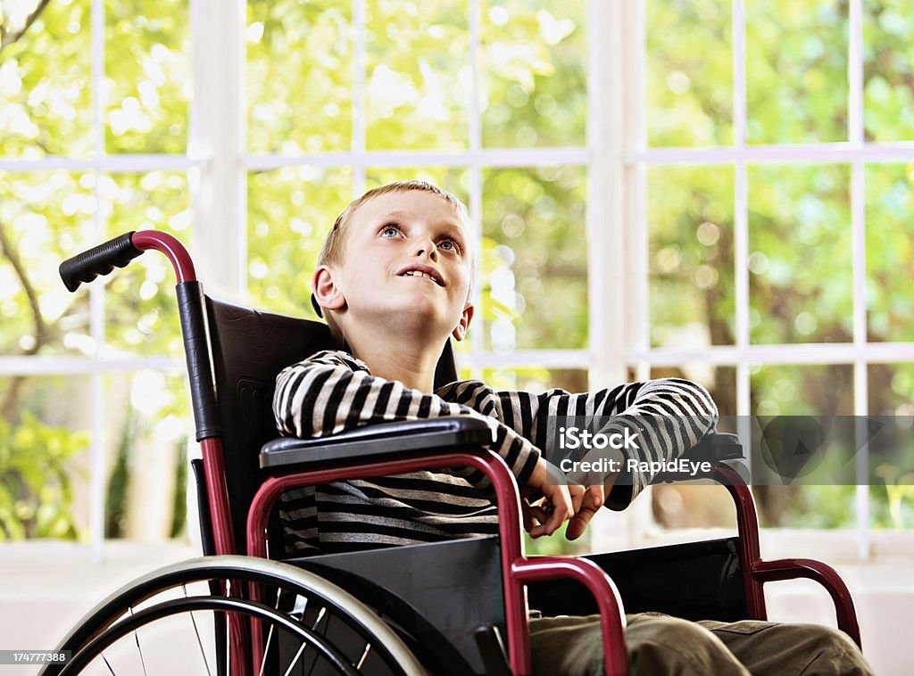 Menino em cadeira de rodas Wistful longingly looks cima - Royalty-free Paraplégico Foto de stock