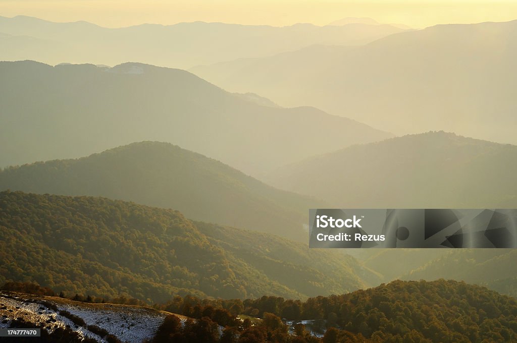 Paysage coucher de soleil dans les montagnes lumineuse - Photo de Aube libre de droits