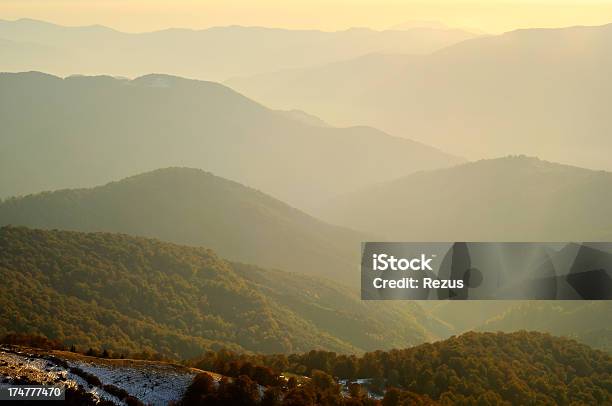 Photo libre de droit de Paysage Coucher De Soleil Dans Les Montagnes Lumineuse banque d'images et plus d'images libres de droit de Aube