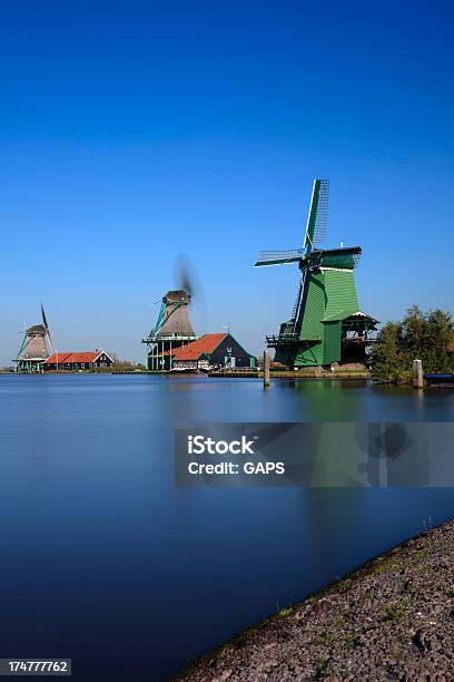 Ritiro Storico Di Mulini A Vento In Una Riga Di Zaanse Schans - Fotografie stock e altre immagini di Acqua