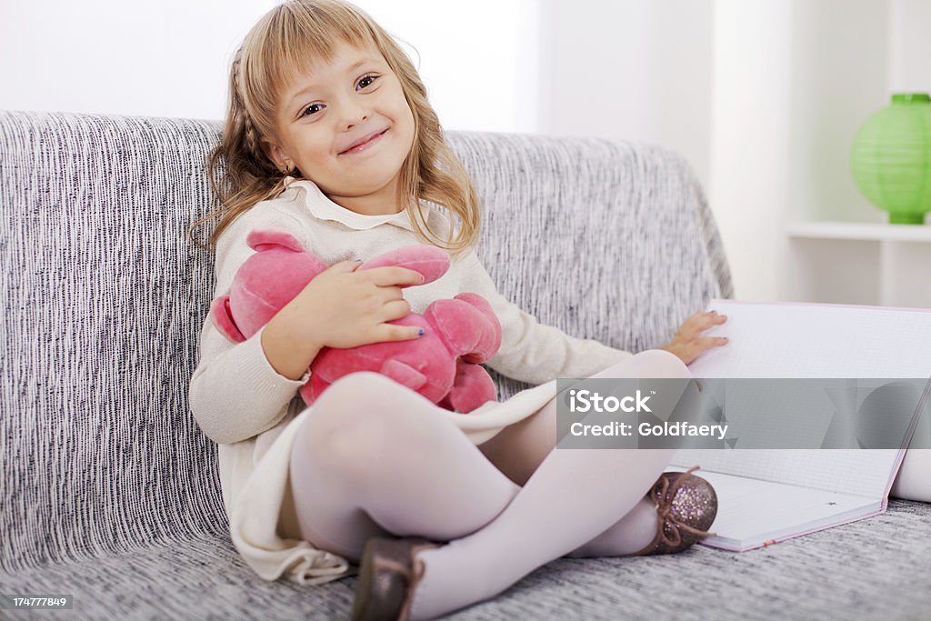 Bambina con un libro e orsetto. - Foto stock royalty-free di 2-3 anni