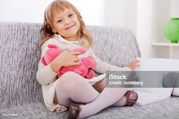 Menina Com Um Livro E Urso De Pelúcia - Fotografias de stock e mais imagens de 2-3 Anos - 2-3 Anos, 4-5 Anos, Abraçar