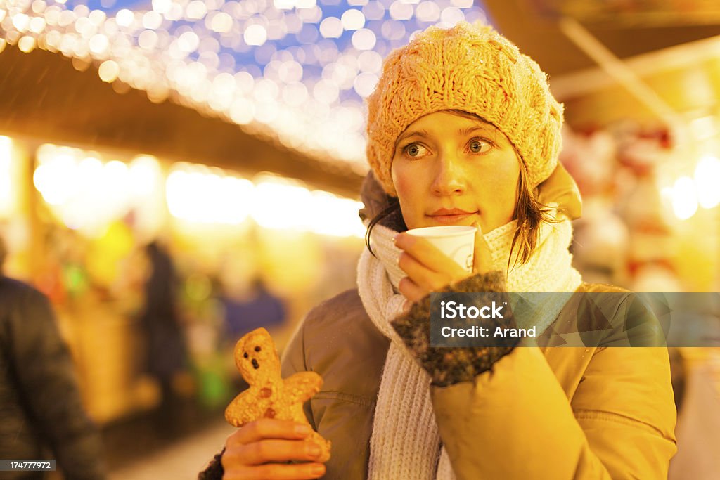 若い女性のクリスマスマーケット - オフショットのロイヤリティフリーストックフォト