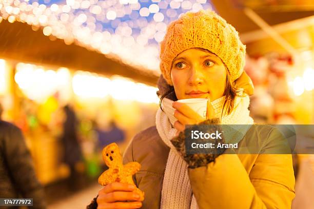 若い女性のクリスマスマーケット - オフショットのストックフォトや画像を多数ご用意 - オフショット, クッキー, クリスマス