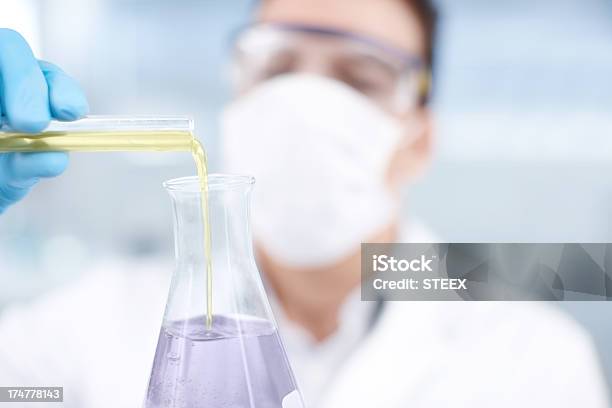 Mieszania Substancji Chemicznych - zdjęcia stockowe i więcej obrazów Badania - Badania, Badania kliniczne, Bezpieczeństwo