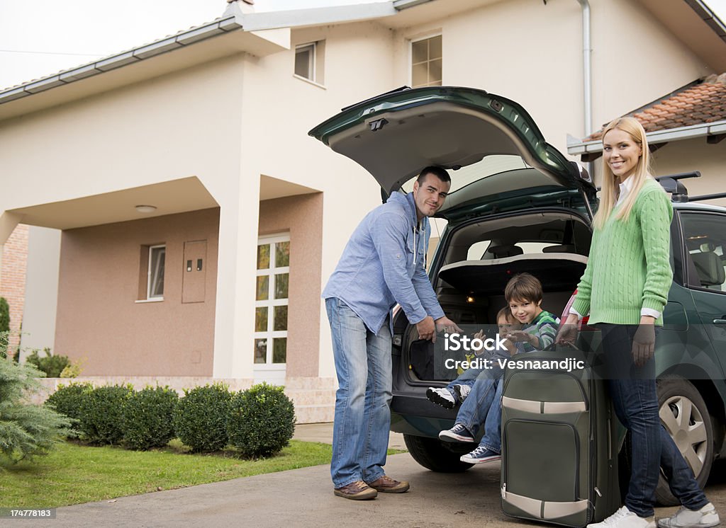 Família viajando - Foto de stock de Entrada para carros royalty-free