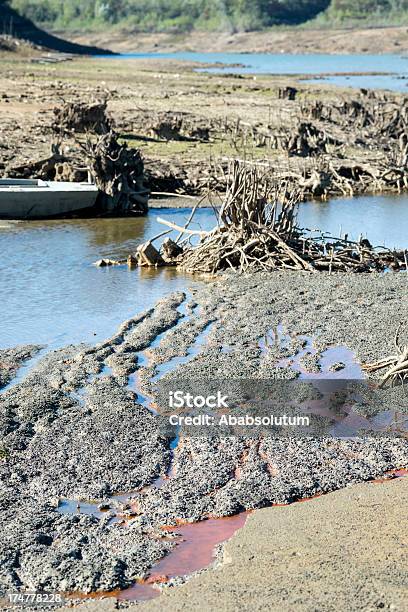 Photo libre de droit de Bateau Et Poluted Mourir Vogrscek Lac Slovénie banque d'images et plus d'images libres de droit de Bleu - Bleu, Catastrophe naturelle, Chaleur