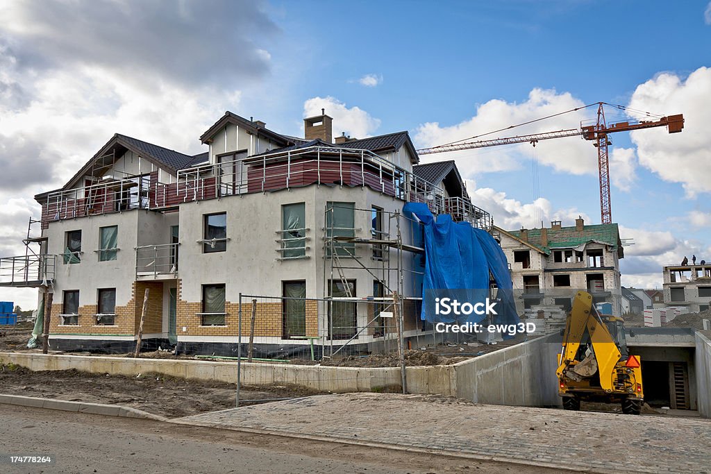 Edificios de apartamentos en construcción - Foto de stock de Acera libre de derechos