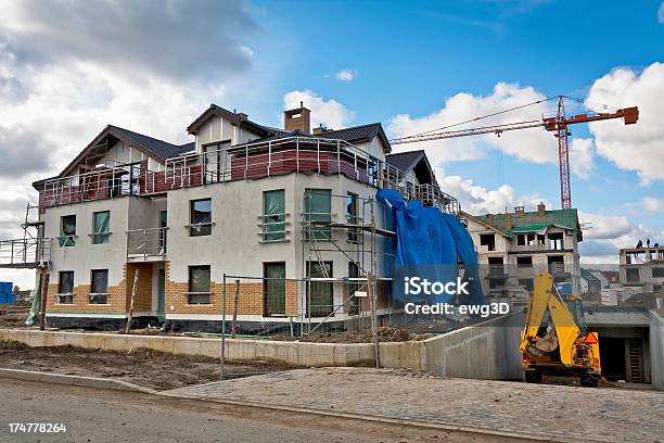 Edificios De Apartamentos En Construcción Foto de stock y más banco de imágenes de Acera - Acera, Aire libre, Andamio - Herramientas de construcción