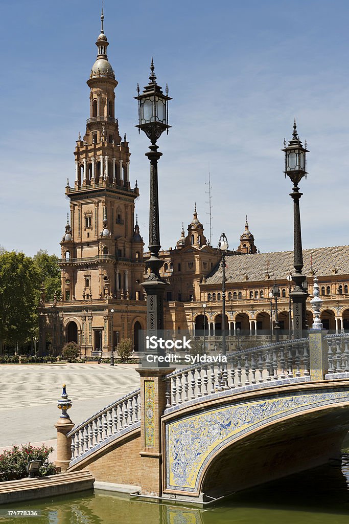 Edificio español. Sevilla - Foto de stock de Acera libre de derechos