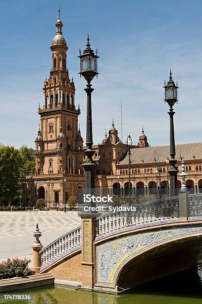 Edificio Español Sevilla Foto de stock y más banco de imágenes de Acera - Acera, Aire libre, Arquitectura