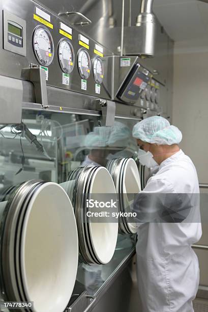 Zusammenarbeit Mit Handschuhfach Maschine In Pharmaceutical Factory Stockfoto und mehr Bilder von Kommerzielle Herstellung