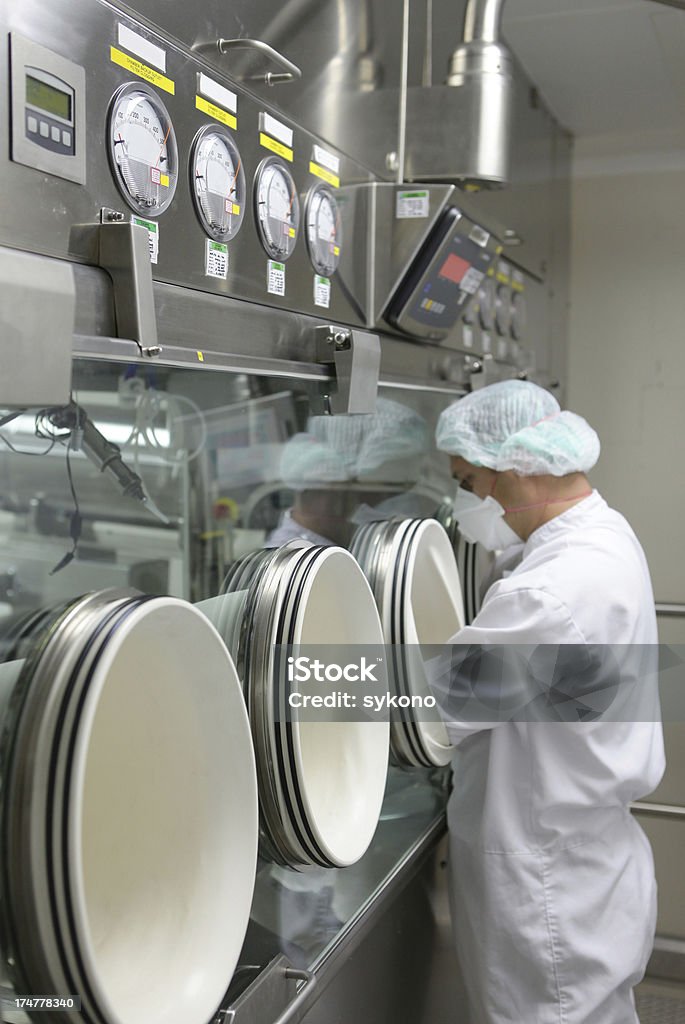 Trabalhar com Câmara de Isolamento máquina em Fábrica Farmacêutica - Royalty-free Fabricar Foto de stock