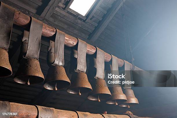 Vacca Bells Appeso Su Trave - Fotografie stock e altre immagini di Capanna di legno - Capanna di legno, Trave - Caratteristica architettonica, Agricoltura