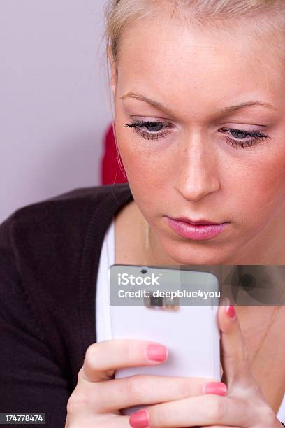Frau Die Ein Smartphone Portrait Stockfoto und mehr Bilder von Abwesenheit - Abwesenheit, Am Telefon, Besorgt