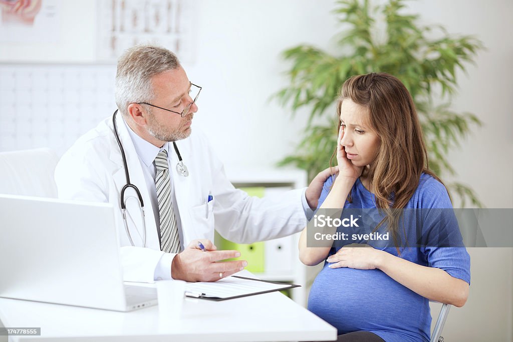 Mulher grávida no consultório médico. - Royalty-free Grávida Foto de stock