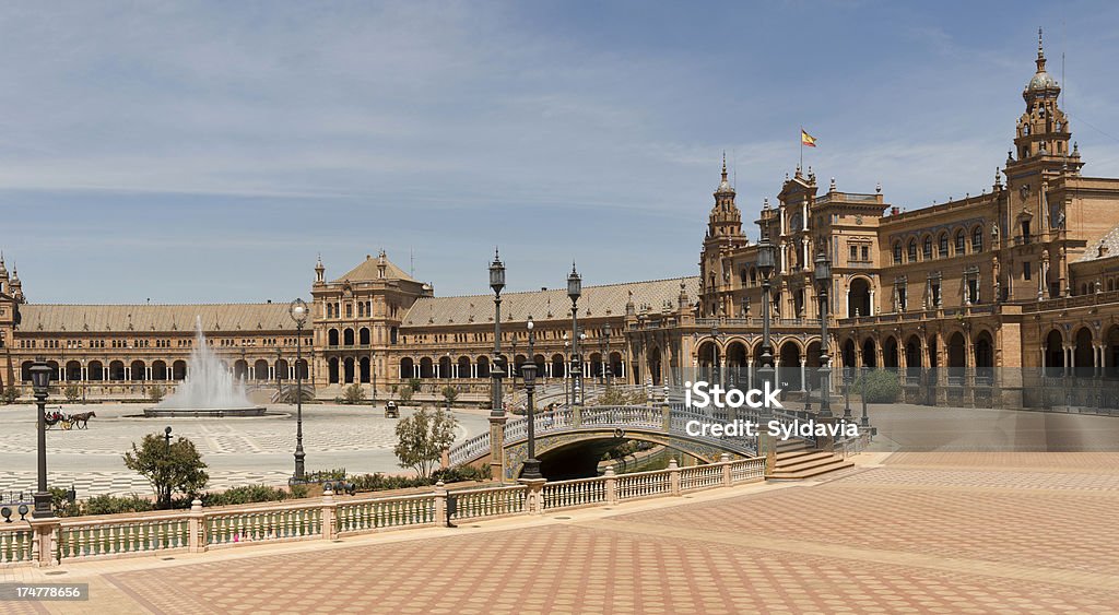 Edificio spagnolo. Siviglia - Foto stock royalty-free di Ambientazione esterna