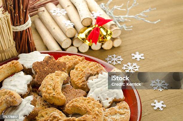 Weihnachtsplätzchen Und Tischdekoration Stockfoto und mehr Bilder von Advent - Advent, Backen, Band