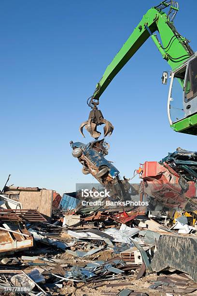 Foto de Salvage Yard Existente Claw Liberando Sucata De Veículos e mais fotos de stock de Garra - Parte do corpo animal