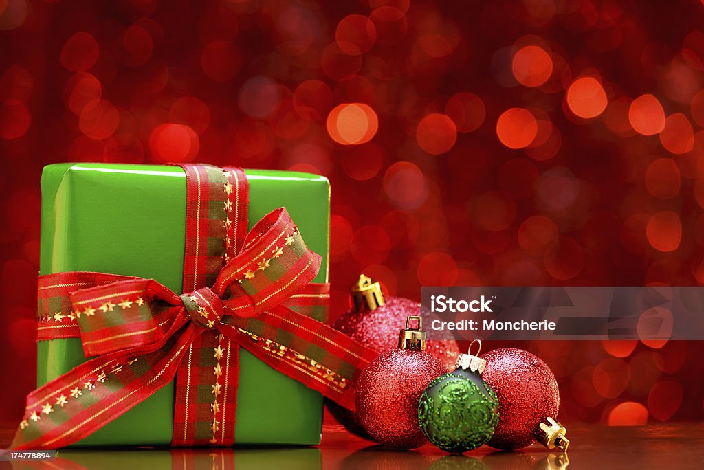 Palle di Natale rosse e scatola regalo - Foto stock royalty-free di Arredamento
