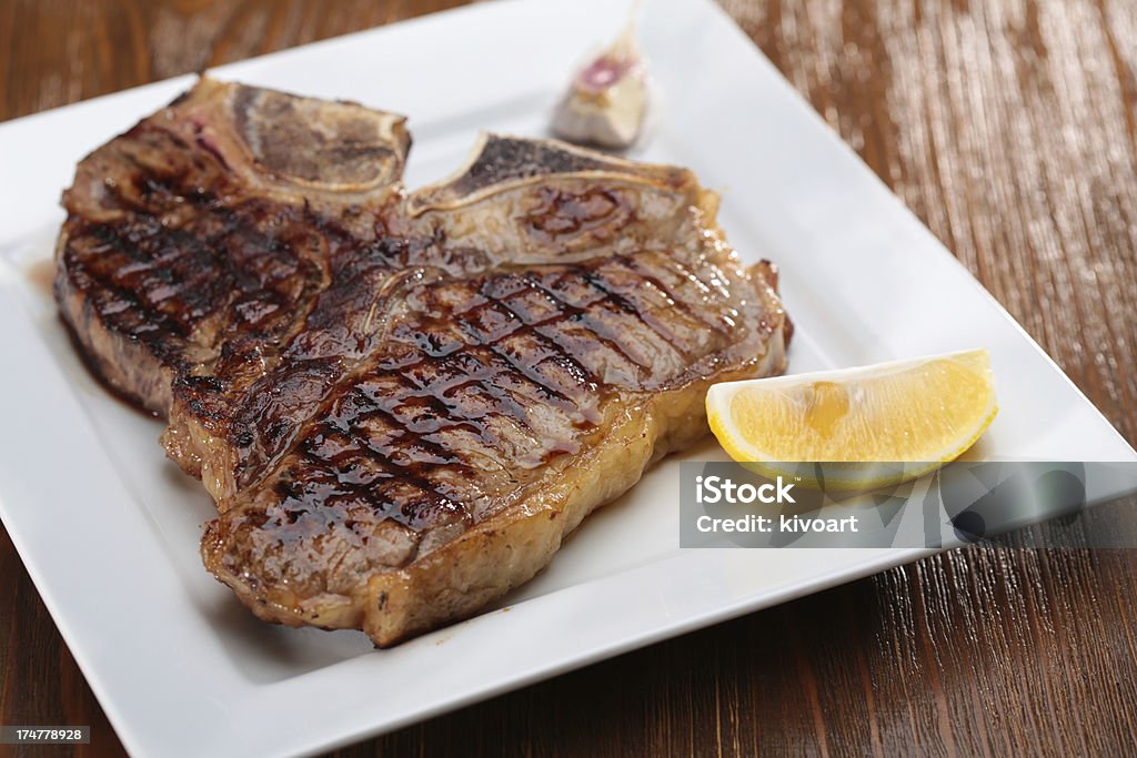 La bistecca con l'osso alla griglia - Foto stock royalty-free di Alimentazione non salutare
