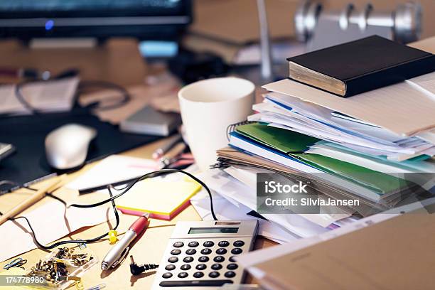 Desordenado Escritorio Papeleo Foto de stock y más banco de imágenes de Escritorio - Escritorio, Desordenado, Oficina