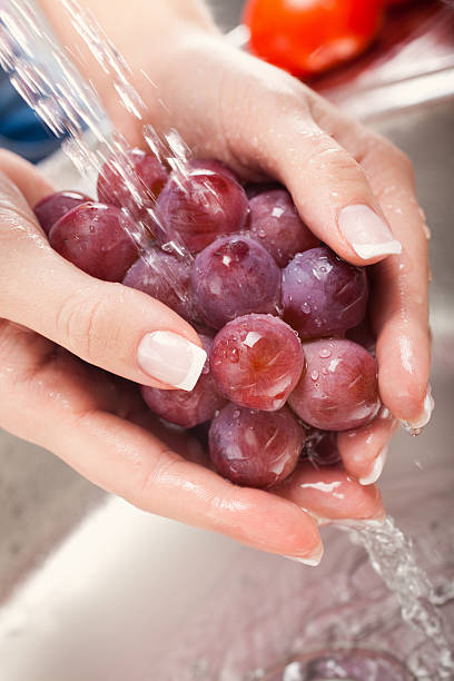 lavado de frutas frescas - handful motion blurred motion wet fotografías e imágenes de stock