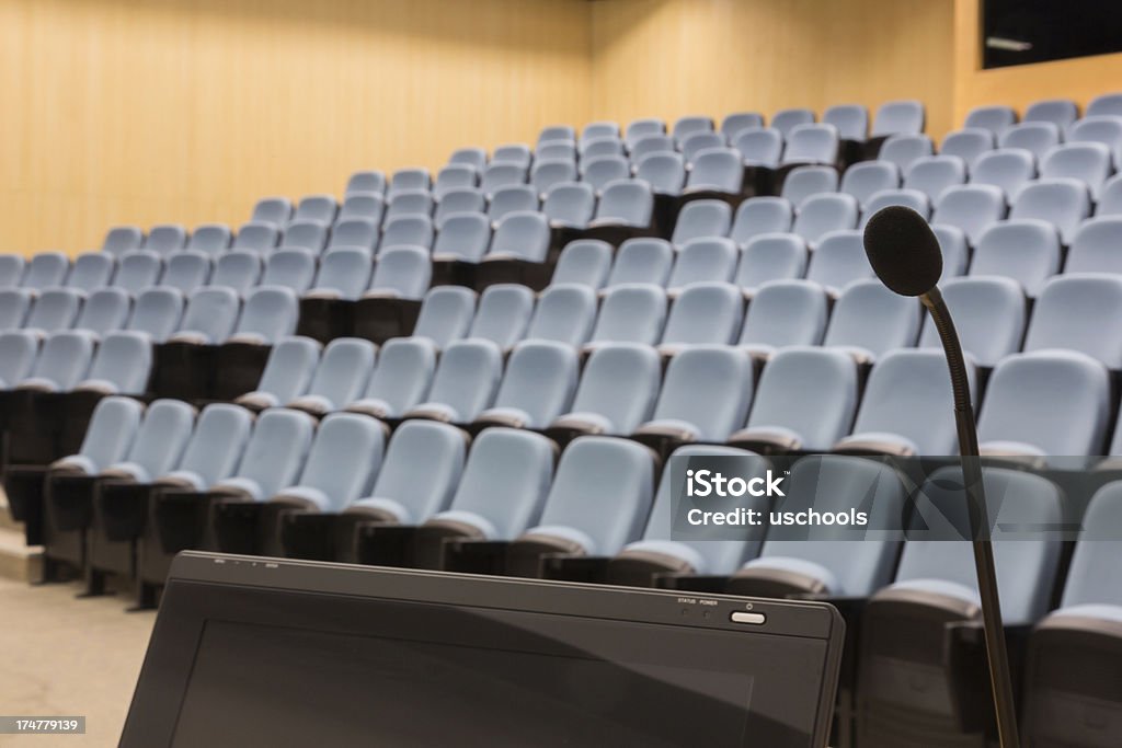 Salón de disertación con micrófono de pantalla y moderna - Foto de stock de Profesor libre de derechos