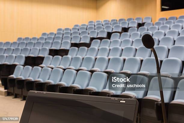 Aula Universitaria Moderno Con Microfono E Schermo - Fotografie stock e altre immagini di Lettore - Lettore, Vuoto, Computer