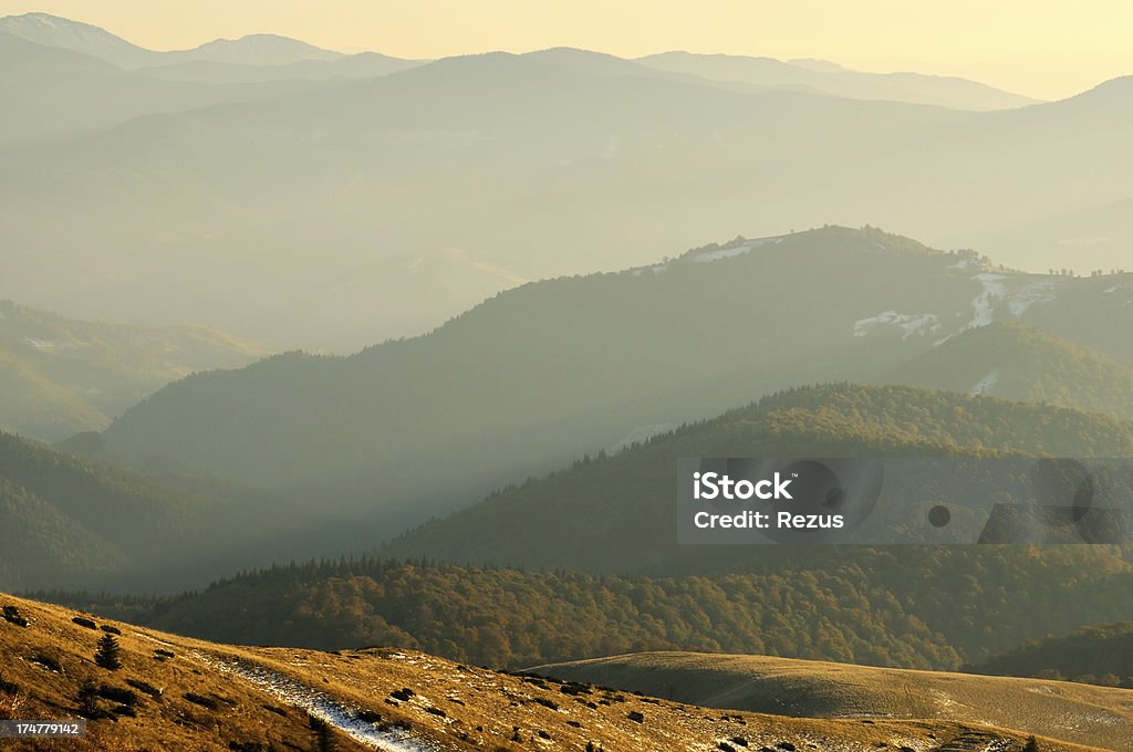 Habitación Panorama del atardecer en las montañas - Foto de stock de Aire libre libre de derechos