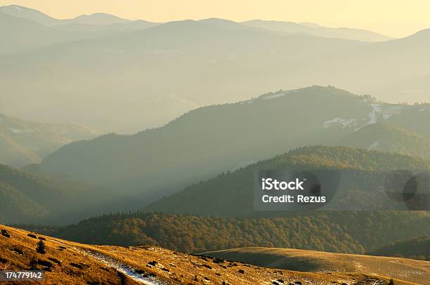 Foto de Brilhante Pôr Do Sol Paisagem De Montanhas e mais fotos de stock de Ajardinado - Ajardinado, Amarelo, Beleza natural - Natureza