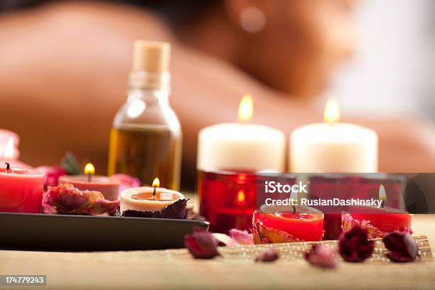 Aromatherapiemassage Stockfoto und mehr Bilder von Massieren - Massieren, Menschlicher Körper, Afrikanischer Abstammung