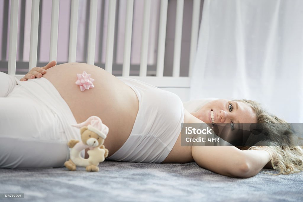 Hermosa mujer embarazada esperando su bebé (XXXL) - Foto de stock de 20-24 años libre de derechos