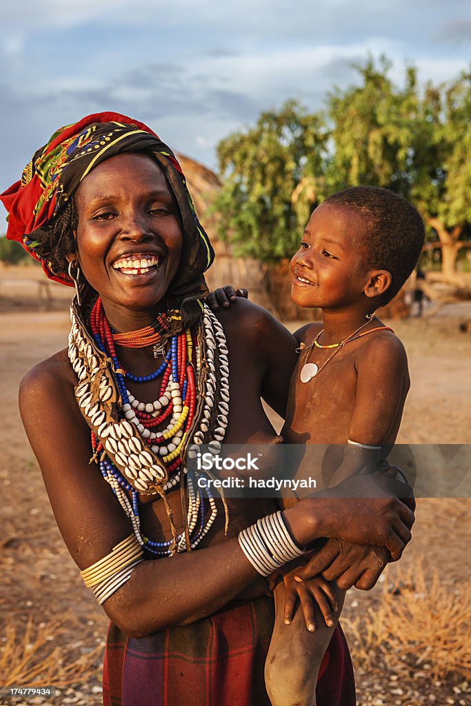 Erbore 族の女性は彼女の赤ちゃんを、エチオピア、アフリカ - 2人のロイヤリティフリーストックフォト