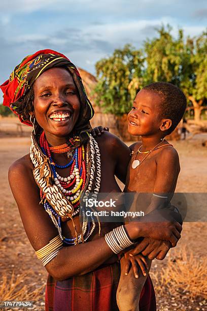 Женщина От Племени Erbore Держит Ее Ребенка Эфиопия Африка — стоковые фотографии и другие картинки Omo Valley