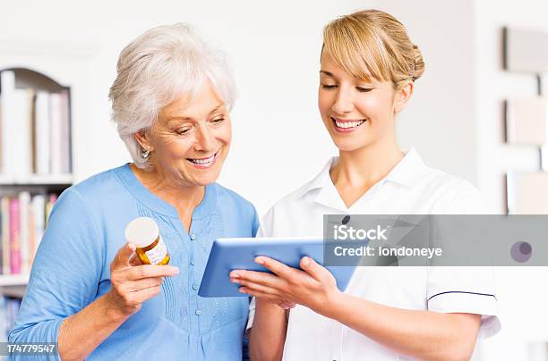 Enfermeira E Mulher Idosa Usando Tablet Digital - Fotografias de stock e mais imagens de Garrafa - Garrafa, Medicamento de Prescrição, 20-29 Anos