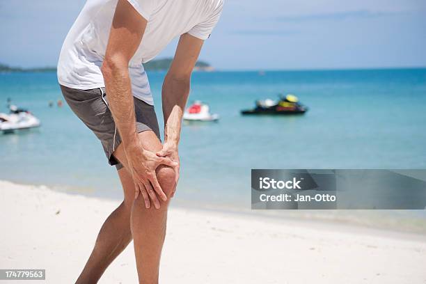膝の痛み - 1人のストックフォトや画像を多数ご用意 - 1人, Horizon, カラー画像