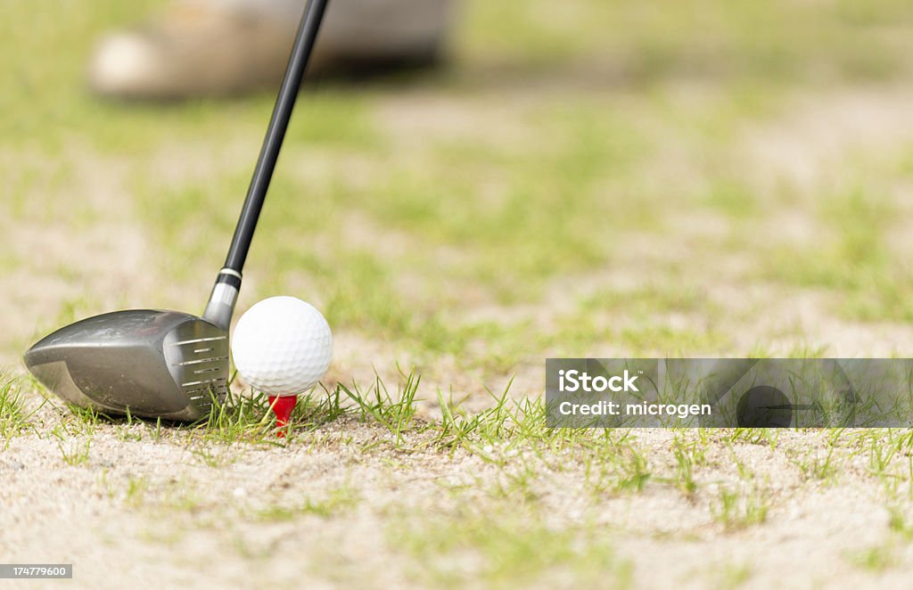 Driver e palla sul tee - Foto stock royalty-free di Campo da golf