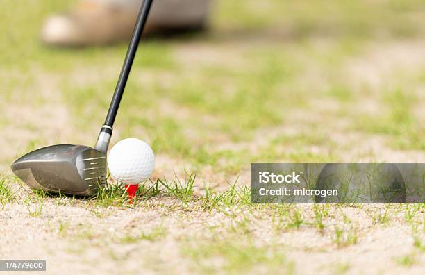 Водитель И Мяч На Футболке — стоковые фотографии и другие картинки Teeing Off - Teeing Off, Выборочная фокусировка, Гольф