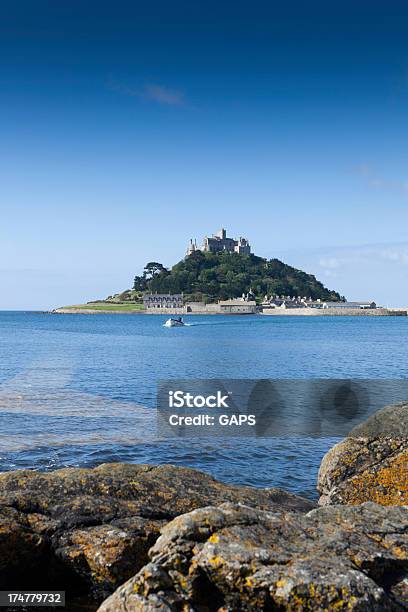 Photo libre de droit de Petit Ferry En Direction De St Michaels Mount banque d'images et plus d'images libres de droit de Saint Michael's Mount - Saint Michael's Mount, Angleterre, Baie de Mount