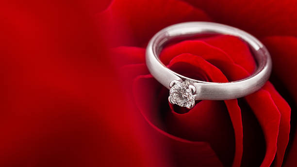 anello di fidanzamento macro in una rosa - jewelry ring luxury wedding foto e immagini stock