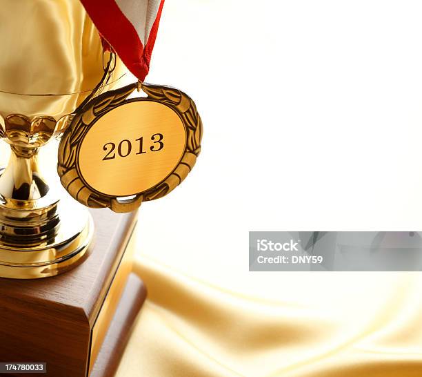 Złoty Medal Nanosi Się Z 2013 Roku Wiszące Z Trofeum - zdjęcia stockowe i więcej obrazów Trofeum