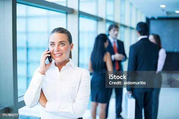 Caucasica Donna Daffari Al Telefono - Fotografie stock e altre immagini di Abbigliamento da lavoro - Abbigliamento da lavoro, Abbigliamento da lavoro formale, Abbigliamento elegante