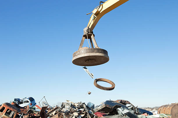 metais caindo de um jardim ímã salvados - recycling center junkyard car scrap metal - fotografias e filmes do acervo